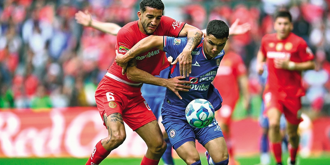 Pereira y Fernández pelean la redonda el torneo pasado.