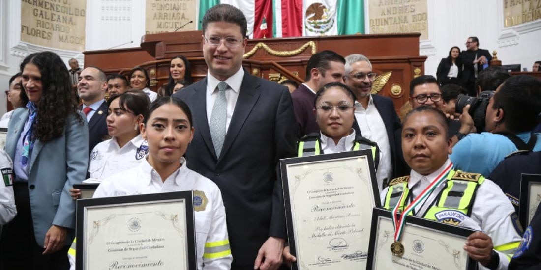 Congreso de CDMX entrega la Medalla al Mérito Policial a 100 elementos de la SSC.