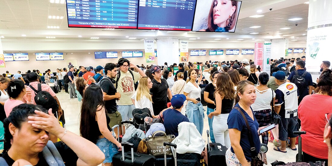 Pasajeros varados en el Aeropuerto Internacional de la Ciudad de México, ayer.