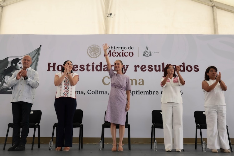 La mandataria nacional Claudia Sheinbaum y la gobernadora Indira Vizcaíno Silva encabezan la reunión con habitantes de Colima.