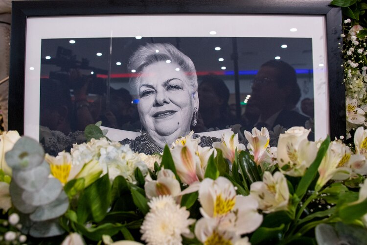 Varias fotografías de la cantante formaron el altar en su honor