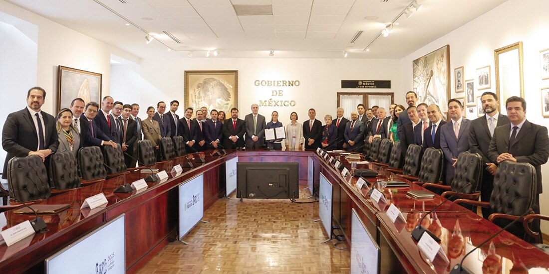 La presidenta, junto con los secretarios de Energía, Luz Elena González, y de Hacienda, Édgar Amador, firmaron con empresarios un convenio para estabilizar los precios de las gasolinas, ayer.