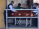 Trabajadores de una funeraria transportan hasta las puertas del Crematorio Nueva Vida, el cuerpo de una persona fallecida por Covid-19.