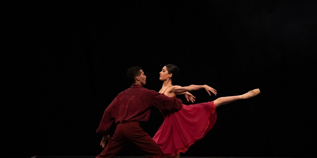 Intérpretes durante una función de la pieza Romanza.