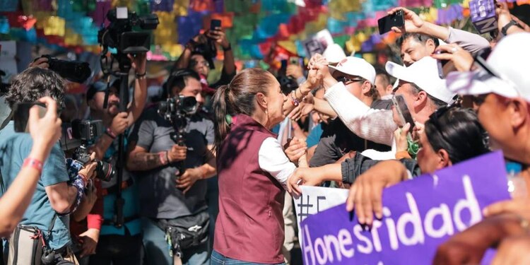 ‘’No va a haber divorcio entre el gobierno y el pueblo de México en el próximo gobierno", dijo.