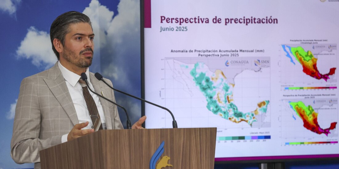 El coordinador general del SMN, Fabián Vázquez Romaña, ayer, en conferencia de prensa.