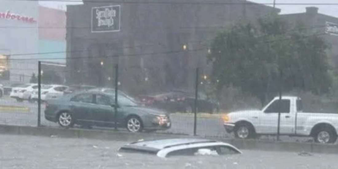 Autos varados por las fuertes lluvias que azotaron Tamaulipas el pasado 27 de marzo.