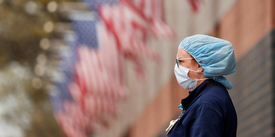 Una trabajadora de Salud, afuera de un hospital de Nueva York, en abril pasado.