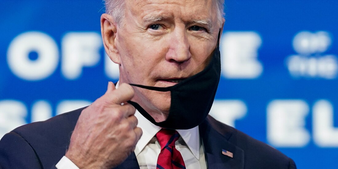 Joe Biden coloca su cubrebocas después de anunciar su plan para acelerar vacunación.