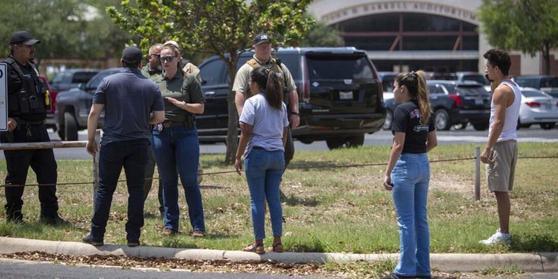 El personal policial acudió a la Escuela Primaria Robb luego de un tiroteo