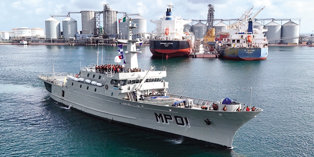 Buques de la Armada de México, en Veracruz con ayuda humanitaria, ayer.