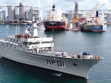 Buques de la Armada de México, en Veracruz con ayuda humanitaria, ayer.