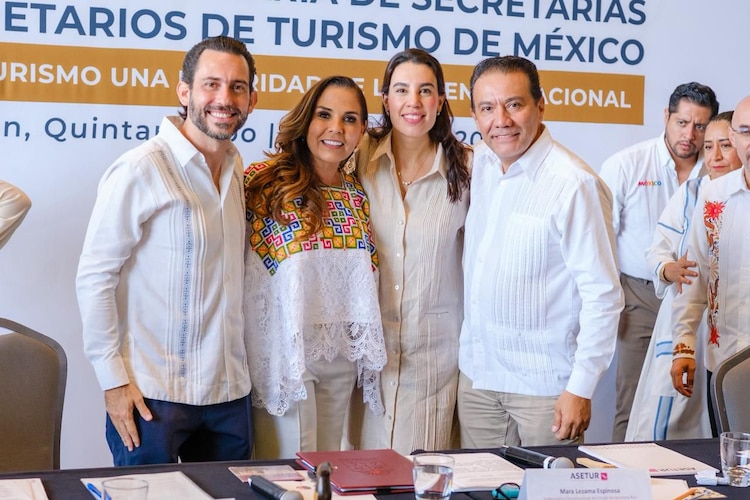 La gobernadora Mara Lezama y la titular de SECTUR, Josefina Rodríguez, durante la inauguración de la 69ª Asamblea de ASETUR en Cancún.