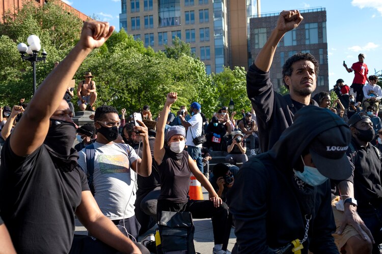 Manifestantes protestan en el Washington Square Park de Nueva York, el 1 de junio de 2020 contra la brutalidad policial y el racismo.