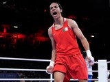 Imane Khelif celebra su triunfo sobre la húngara Luca Anna Hamori en los cuartos de final del boxeo femenil de París 2024.