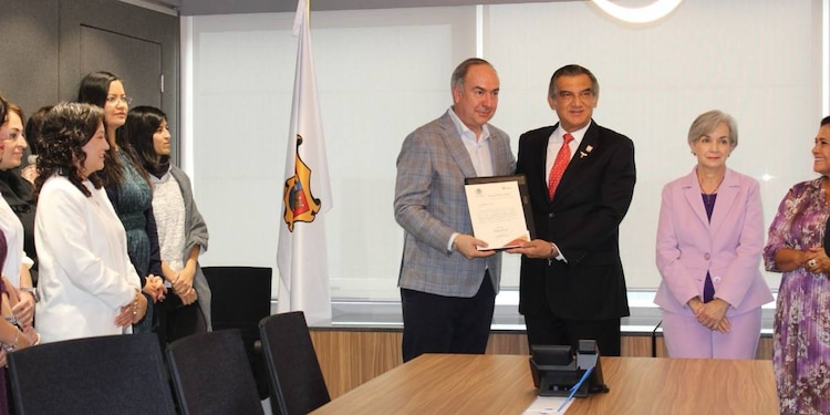 Américo Villarreal cortó el listón con el que inauguró las oficinas remodeladas de la Representación del Gobierno de Tamaulipas en la Ciudad de México.