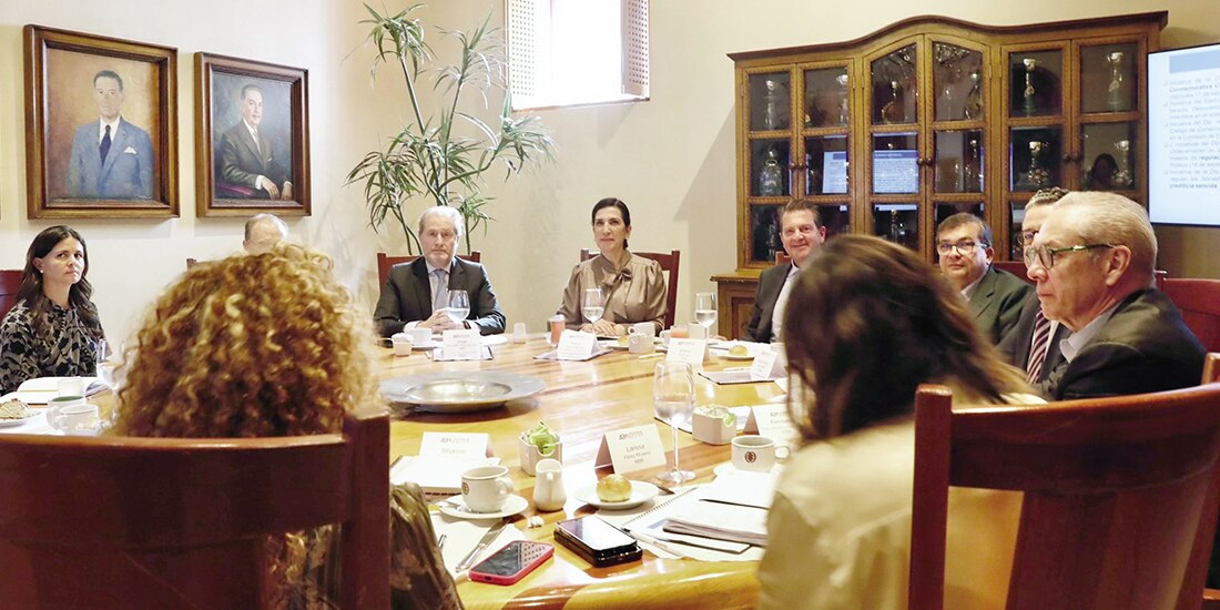 La diputada Kenia López, ayer, en reunión con banqueros del país.