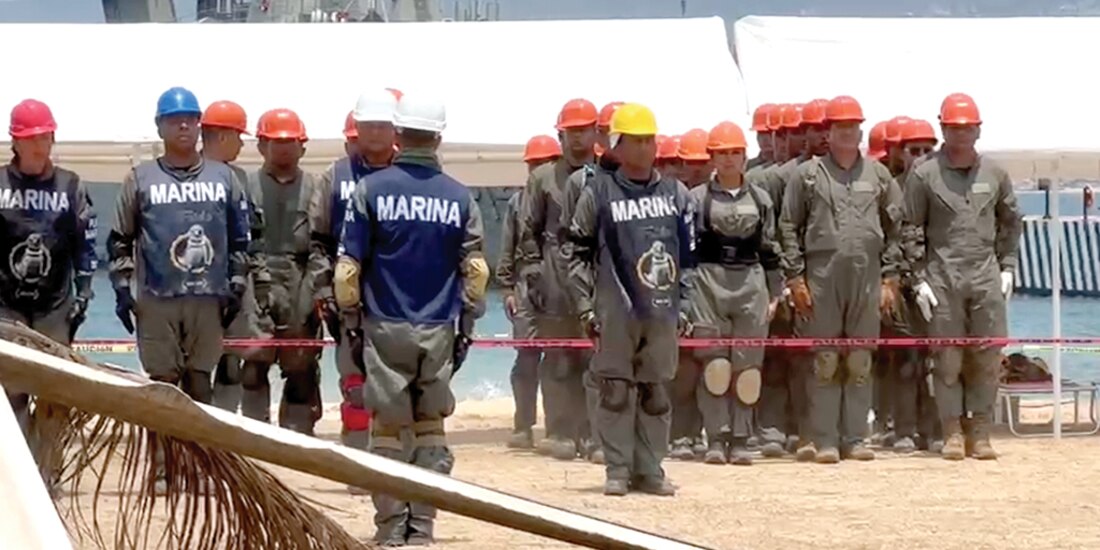 Los elementos realizan ejercicios de rescate en tierra.