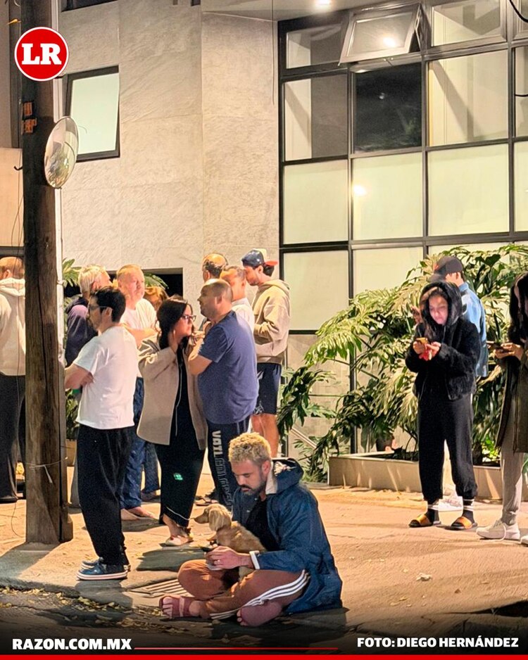 En la imagen, capitalinos en las calles tras activación de alerta sísmica, luego de que se registrará un temblor magnitud 5.3 en San Marcos, Guerrero