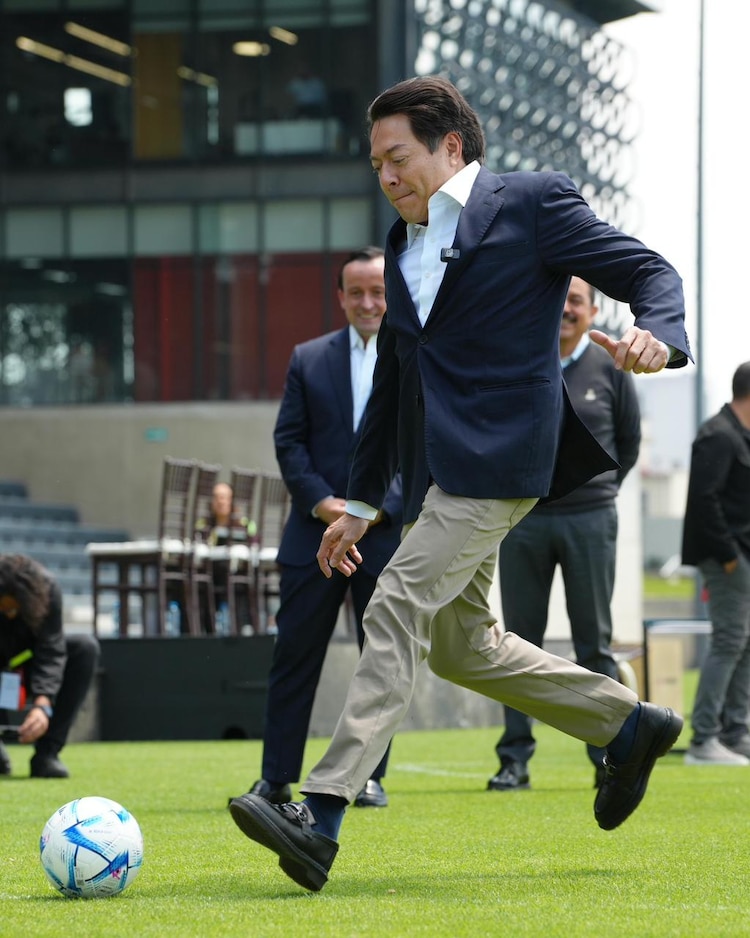 El secretario de Educación Pública, Mario Delgado Carrillo, presentó la Copa Escolar Nacional de Fútbol, una iniciativa que promueve la actividad física y la convivencia en México.