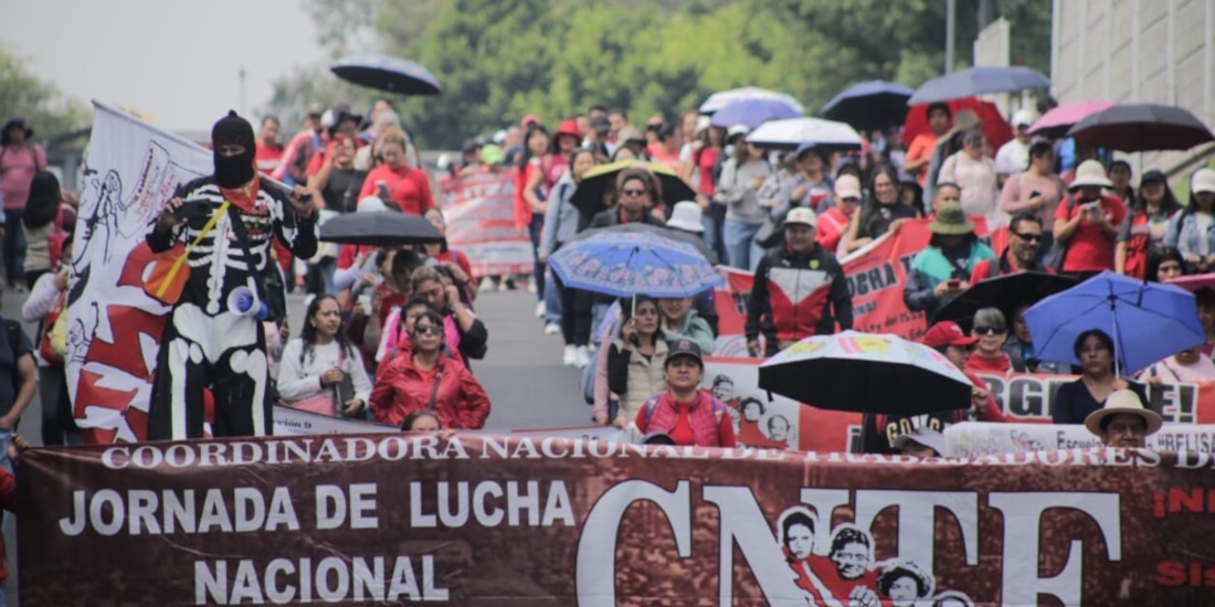 Maestros disidentes de la CNTE, ayer, durante la marcha hacia el Zócalo de la CDMX.