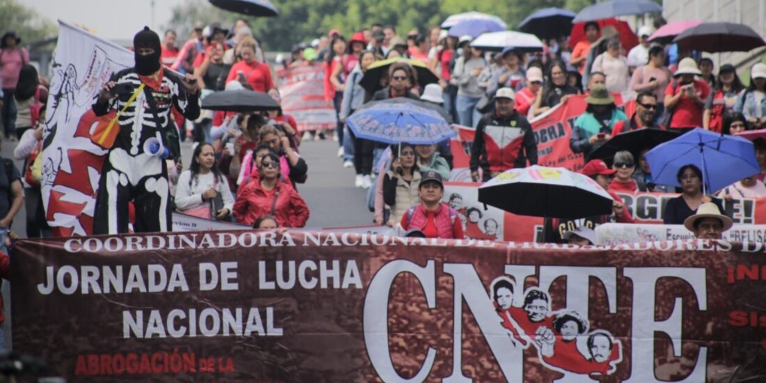 Maestros disidentes de la CNTE, ayer, durante la marcha hacia el Zócalo de la CDMX.