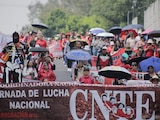 Maestros disidentes de la CNTE, ayer, durante la marcha hacia el Zócalo de la CDMX.