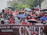 Maestros disidentes de la CNTE, ayer, durante la marcha hacia el Zócalo de la CDMX.