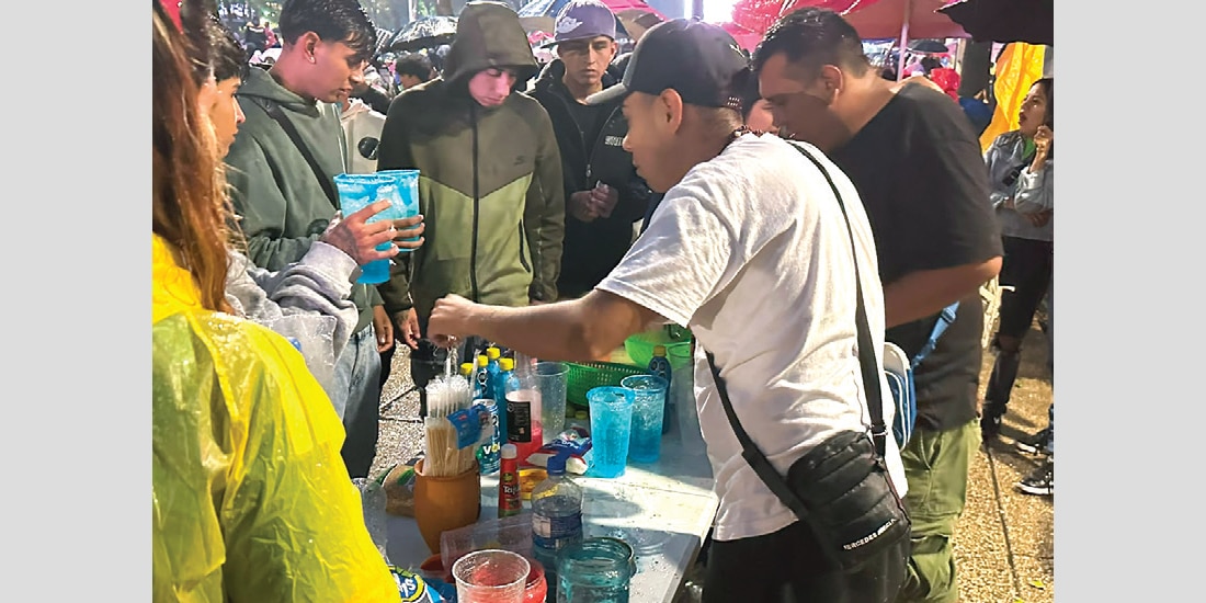 VENDEDORES colocaron mesas en Reforma para vender azulitos.
