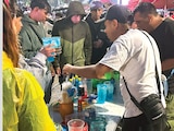 VENDEDORES colocaron mesas en Reforma para vender azulitos.