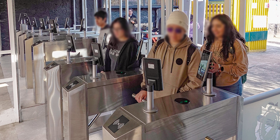 Estudiantes del CCH Sur ingresan al plantel, ayer, por un reconocimiento facial.