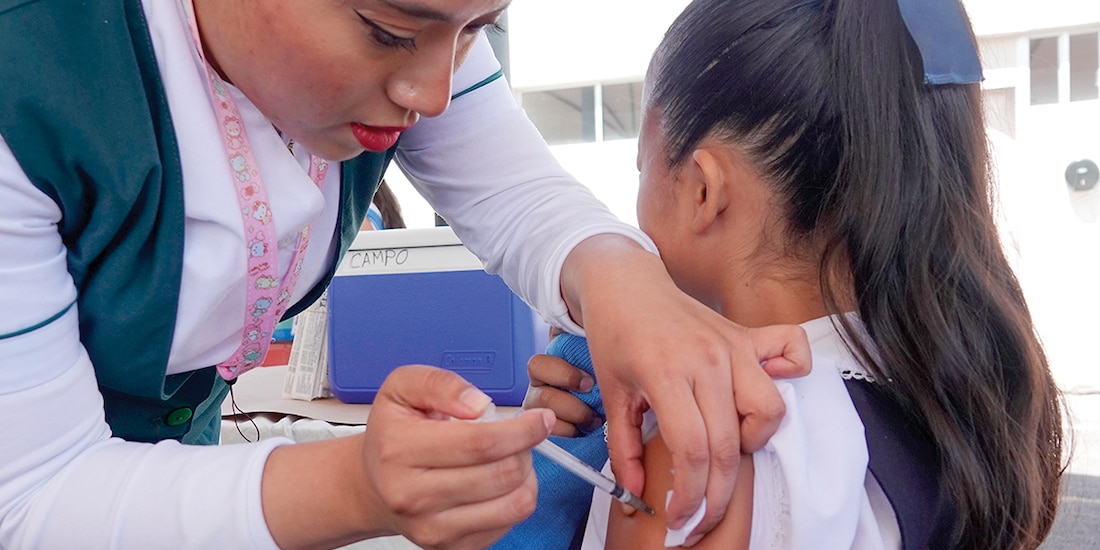 Una niña de una primaria de la CDMX, siendo vacunada el 11 de septiembre de 2023.