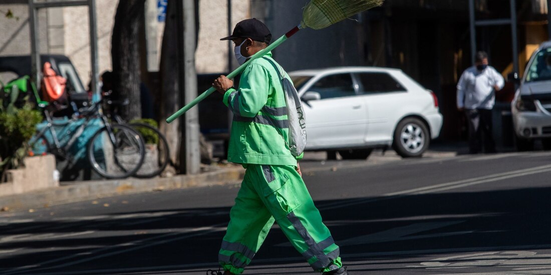 Trabajadores de la limpieza, expuestos a infecciones y dermatitis ante condiciones adversas y aumento de basura
