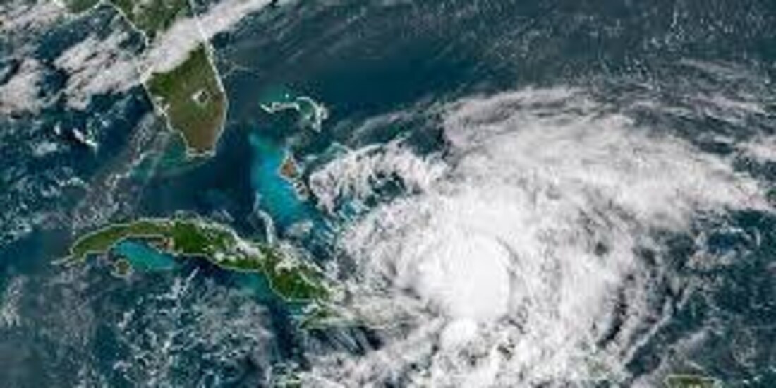 En esta fotografía del satélite GOES-16 tomada el viernes 31 de julio de 2020 y proporcionada por la Administración Oceánica y Atmosférica de Estados Unidos (NOAA, por sus siglas en inglés), el huracán Isaías avanza en el Caribe.