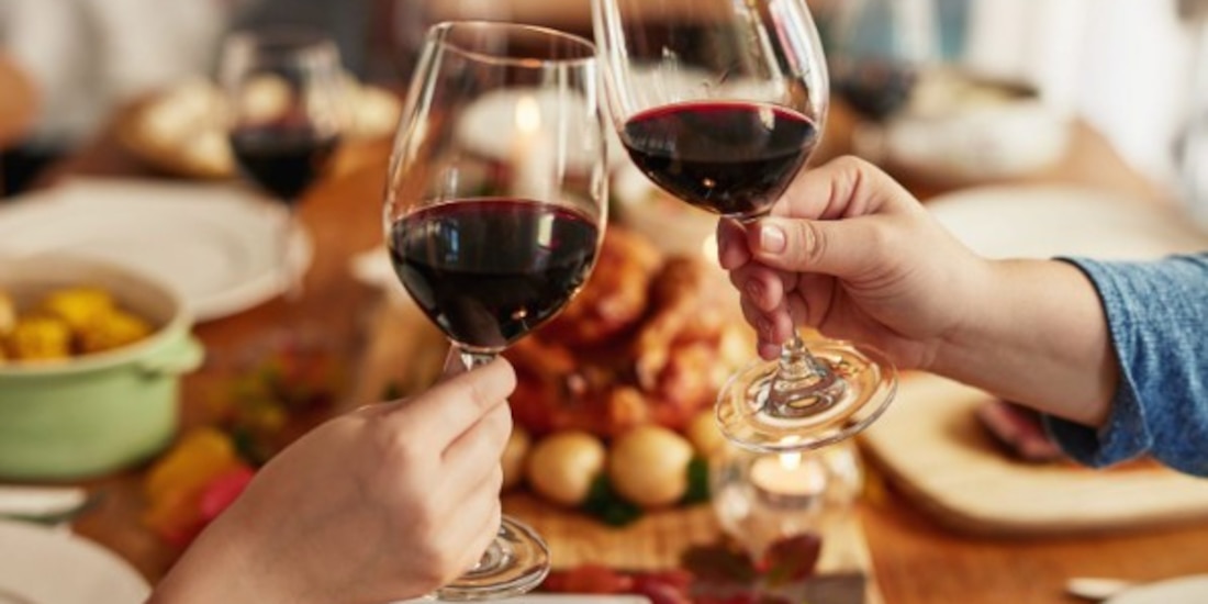 Copas de vino tinto listas para maridar la cena.