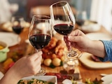 Copas de vino tinto listas para maridar la cena.