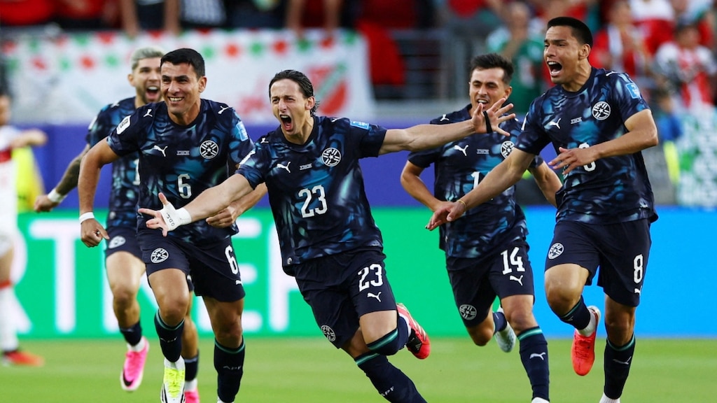 Matías Galarza (23), mediocampista de Paraguay, celebra con sus compañeros su gol ante Turquía en la Copa del Mundo 2026