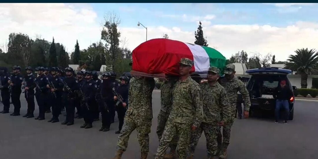 Elementos del Ejército despidieron ayer con honores al soldado Pedro López, quien perdió la vida en la agresión.