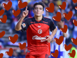 Gilberto Mora muestra sus dotes para ligar.