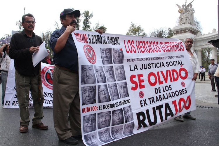 Fotografía de archivo de una marcha de extrabajadores de la Extinta Ruta 100.