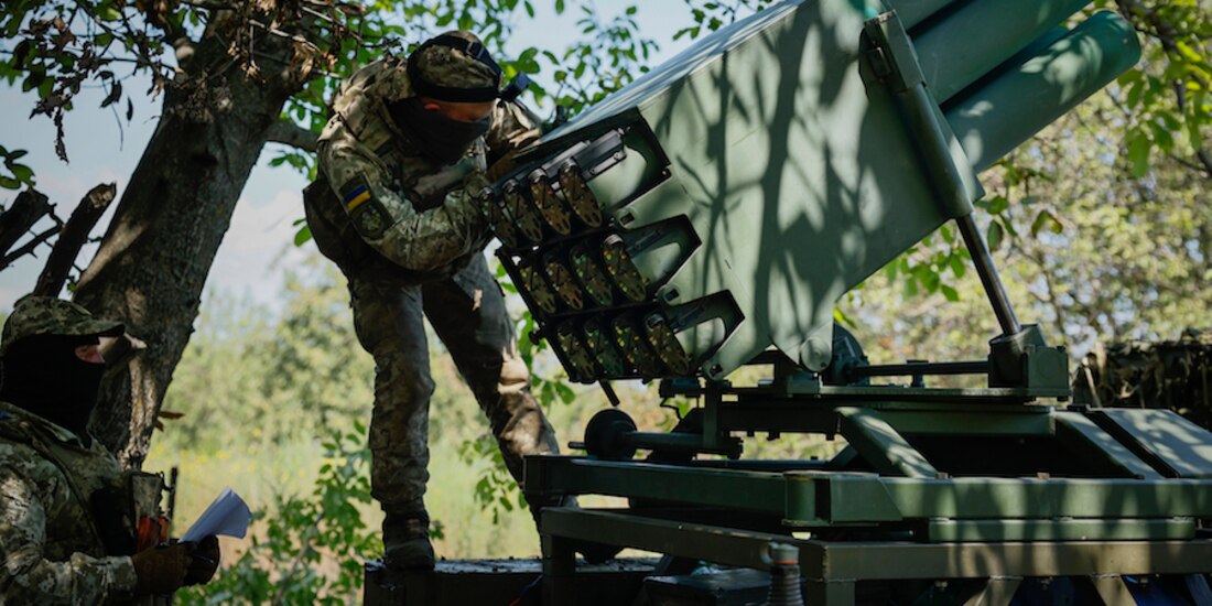 Soldados ucranianos disparan un lanzacohetes contra posiciones enemigas en Bajmut.