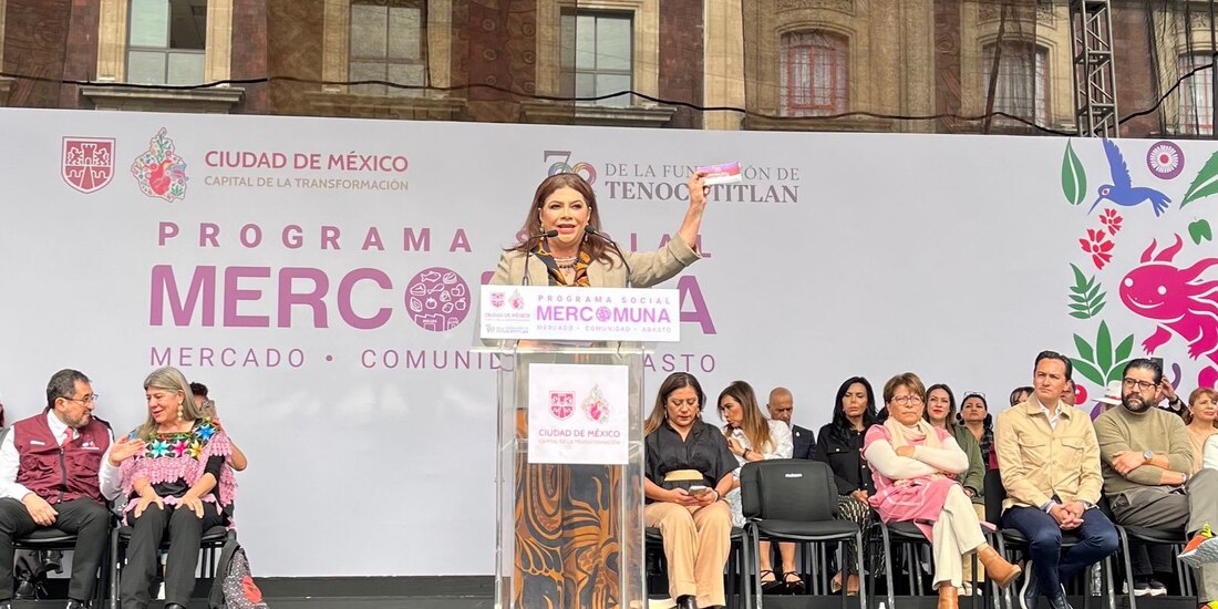 Clara Brugada entrega apoyos de Mercomuna a familias de la CDMX