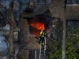 Los bomberos trabajan para apagar un incendio en un edificio residencial afectado por un ataque con misiles rusos, en medio del ataque de Rusia a Ucrania, en Kyiv, Ucrania, el 15 de noviembre de 2022.