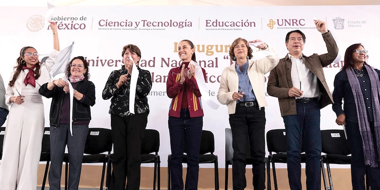 La titular del Ejecutivo federal (c) y la gobernadora del Edomex (a su der.), ayer.