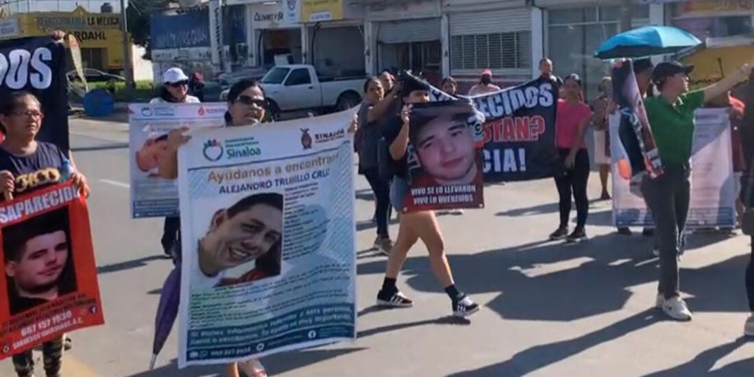Familiares y amigos de los jóvenes Alejandro Villalobos y Alejandro Trujillo marcharon ayer en Mazatlán, para exigir su localización con vida.