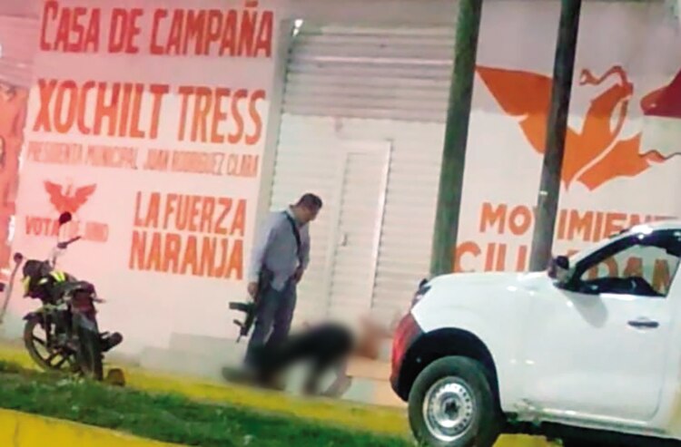 Un policía de investigación custodia el cuerpo de Avisack Douglas, el martes.