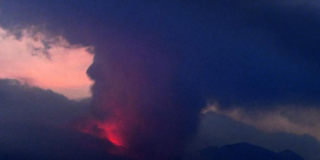 Volcán Sakurajima entró en erupción la noche de este domingo.