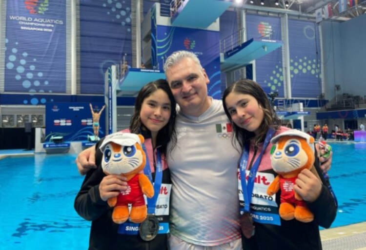 Las medallistas mexicanas posan con su entrenador Iván Bautista, ayer.