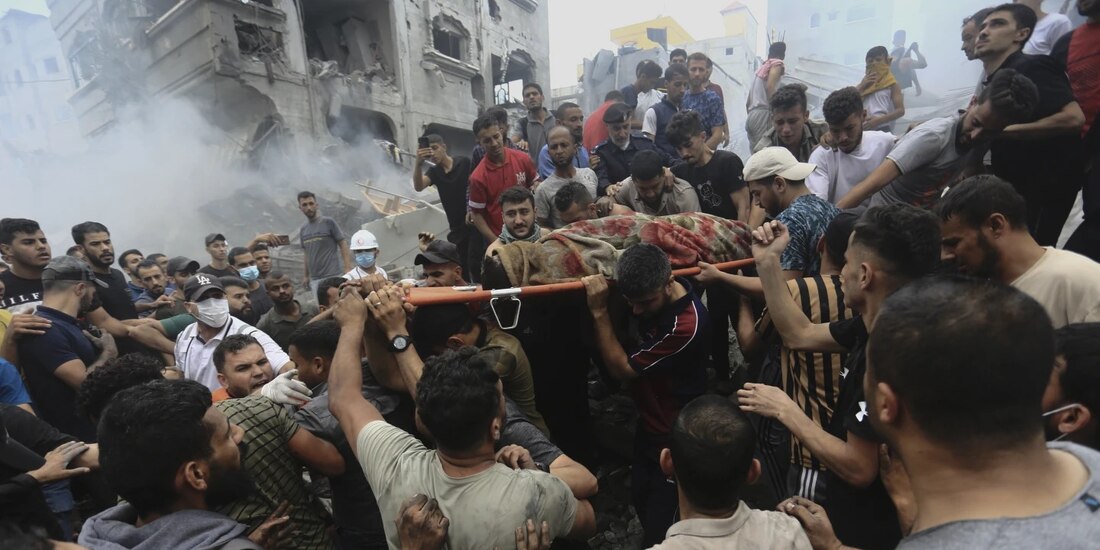 Palestinos retiran un cuerpo de los escombros del campo de refugiados Jebaliya tras un ataque de las fuerzas de Israel el 9 de octubre.