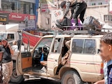 Personas desplazadas, en una estación de minibuses para abandonar Taiz, Yemen, ayer.